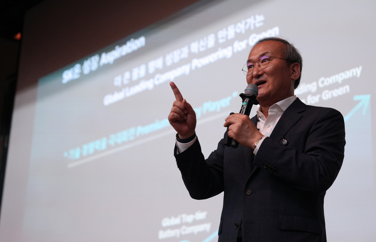 ▲이석희 SK온 대표이사가 지난 10일 대전 유성구 카이스트 내 KI빌딩 퓨전홀에서 특강을 진행하고 있다.  (SK온)