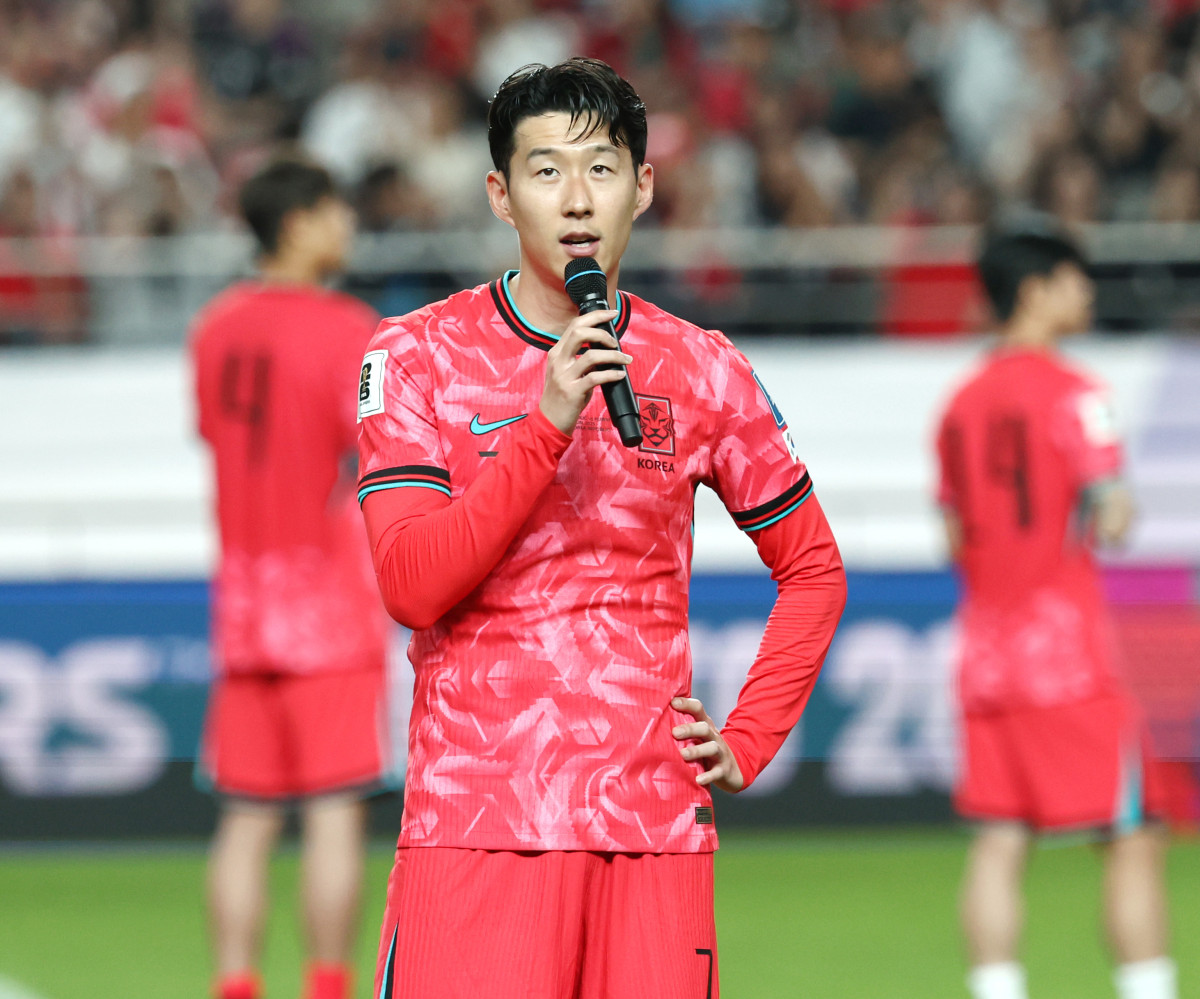 ▲10일 대한민국 축구 국가대표팀의 주장 손흥민이 서울월드컵경기장에서 쿠웨이트와의 2026 북중미 월드컵 아시아 3차 예선 최종전에서 승리한 뒤 열린 11회 연속 월드컵 본선 진출 축하 행사에서 소감을 말하고 있다. (연합뉴스)