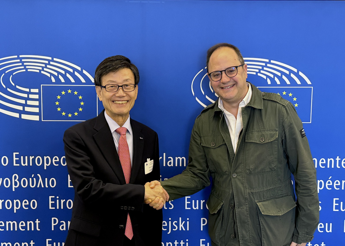 ▲윤진식 한국무역협회 회장(왼쪽)이 6일(현지시간) 벨기에 브뤼셀에서 세자르 루에나 유럽의회 한반도관계대표단 의원과 면담을 마치고 기념사진을 촬영하고 있다. (사진=한국무역협회)