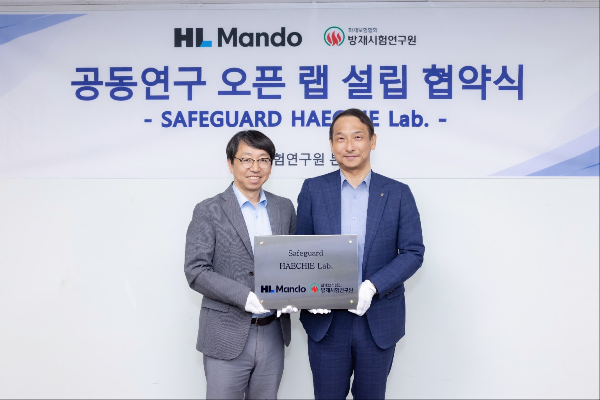 ▲HL만도는 지난달 30일 화재보험협회 산하 방재시험연구원과 ‘공동 연구 오픈 랩’ 설립 협약을 체결했다. 목적은 전기 스파크 센서 ‘해치(e-HAECHIE)’ 상용화다. HL만도 배홍용 부사장(왼쪽)과 방재시험연구원 장영환 원장이 기념촬영을 하고 있다. (사진=HL만도)