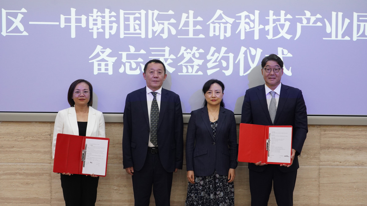 ▲사진 왼쪽부터 캉예 중국 충칭시 융촨구 신도시 건설관리위원회 주임을 비롯해 리젠웨이 중관촌의학충칭주임, 쉬시우샤 융촨구 부구청장, 고병철 엔에스이엔엠 대표가 5일 중국 충칭시 융촨구에서 업무협약(MOU)를 체결한 후 기념촬영을 하고 있다.(엔에스이엔엠 제공)