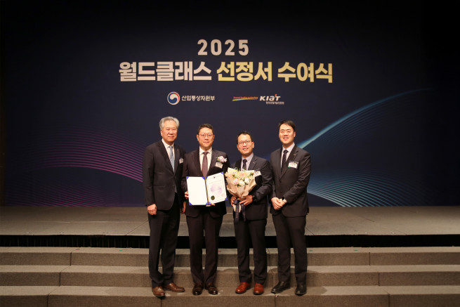 ▲(왼쪽부터) 이경준 대원제약 중앙연구소장 전무, 백인환 대원제약 사장, 김주일 대원제약 R&D부문장 부사장, 박상욱 대원제약 연구기획팀장이 월드클래스 선정서 수여식에서 기념촬영을 하고 있다. (사진제공=대원제약)