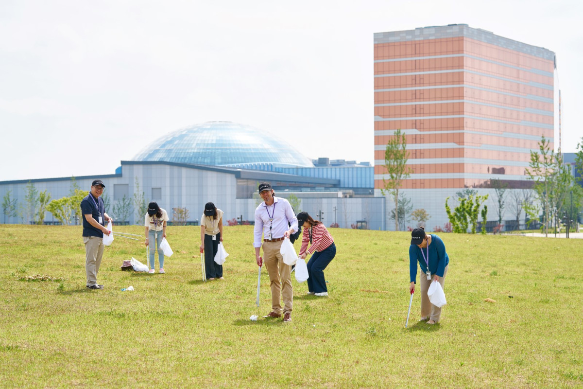 ▲인스파이어 임직원들이 폐린넨으로 만든 재활용 백을 활용해 리조트 일대에서 플로깅 활동을 진행하고 있다. (사진제공=인스파이어)