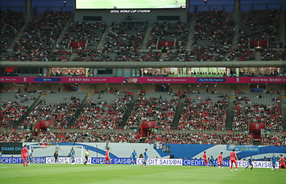 ▲10일 서울월드컵경기장에서 열린 2026 북중미 월드컵 아시아 3차 예선 최종전 한국과 쿠웨이트의 경기. 관중석 곳곳이 비어있다.  (연합뉴스)