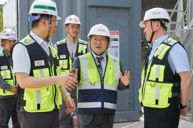 ▲HDC현대산업개발은 품질과 안전을 기반으로 내실을 다지고 DX · AI기술로 업무를 효율화해, 시장을 선도하는 디벨로퍼로서 장기적으로 건설 산업의 패러다임을 주도해 나가기 위해 노력 중이다. 사진은 5월 정경구(가운데) 대표이사가 경기 화성시 인덕원-동탄 복선전철 제12공구 현장을 방문해 현장 안전 점검을 진행하는 모습. (사진제공=HDC현대산업개발)