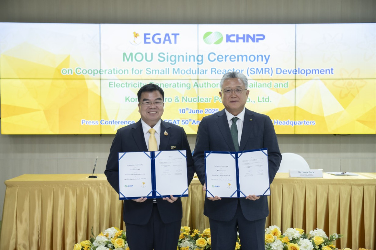 ▲박인식 한국수력원자력 수출사업본부장(오른쪽)이 10일(현지시간) 태국 논타부리에서 티데이 이암사이(Thidade Eiamsai) 태국 전력청(EGAT) 부총재와 소형모듈원자로(SMR) 분야 협력을 위한 양해각서(MOU)를 체결한 후 기념 촬영을 하고 있다. (사진제공=한국수력원자력)