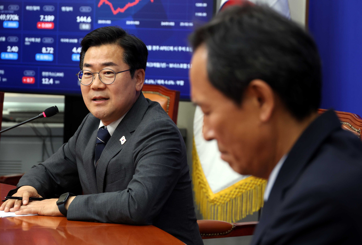 ▲박찬대 더불어민주당 당대표 직무대행 겸 원내대표가 10일 서울 여의도 국회에서 우상호 대통령실 정무수석을 접견하며 발언을 하고 있다. (사진=뉴시스)