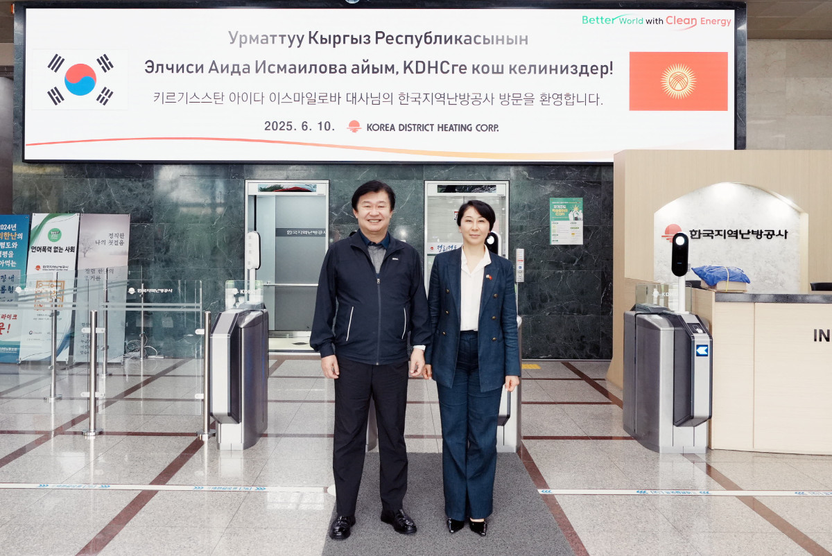 ▲정용기 한국지역난방공사 사장(왼쪽)이 10일 분당 본사에서 아이다 이스마일로바 주한 키르기스스탄 대사와 노후 지역난방 시스템 현대화와 에너지 효율 개선을 위한 실질적 협력 방안을 논의하기에 앞서 기념 촬영을 하고 있다. (사진제공=한국지역난방공사)
