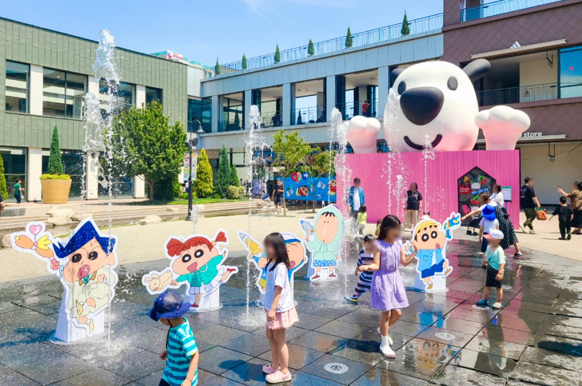 ▲현대프리미엄아울렛 김포점 분수광장 '짱구와 친구들' 포토존에서 고객들이 물놀이를 즐기고 있는 모습. (사진제공=현대백화점)