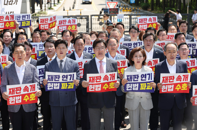 ▲국민의힘 김용태 비상대책위원장과 권성동 원내대표가 11일 이재명 대통령의 공직선거법 위반 사건의 파기환송심을 사실상 무기한 연기한 서울고등법원 앞에서 열린 현장 의원총회에서 구호를 외치고 있다. 2025.6.11. (연합뉴스)