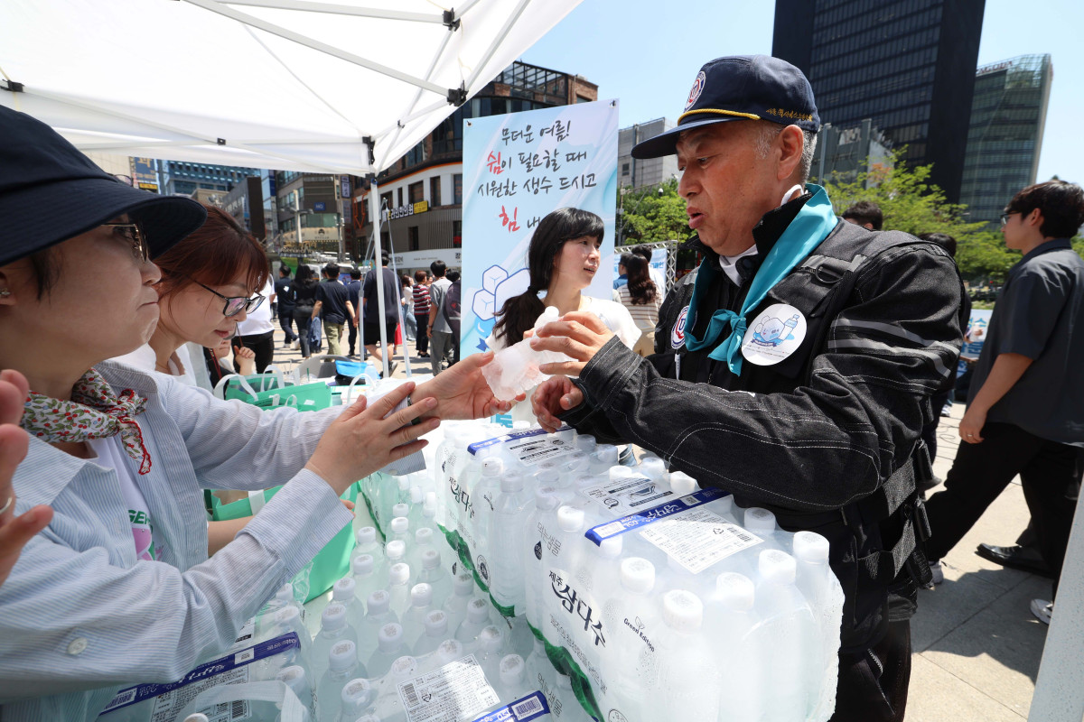 ▲11일 서울 종로구 청계천 장통교에서 열린 ‘2025 이동노동자 생수나눔 공동 캠페인’에서 관계자들이 이동노동자에게 시원한 생수를 제공하고 있다. 이번 캠페인은 본격적인 혹서기를 앞두고 야외에서 일하는 이동노동자의 온열질환 예방을 위해 마련됐으며, 이날부터 서울 시내 31개 노동센터, 쉼터에서 제주삼다수 10만병을 수령할 수 있다. 신태현 기자 holjjak@