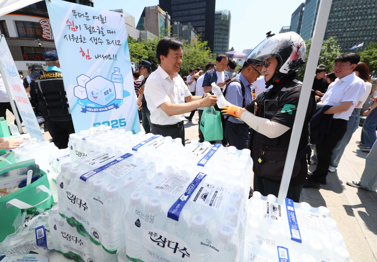 ▲11일 서울 종로구 청계천 장통교에서 열린 ‘2025 이동노동자 생수나눔 공동 캠페인’에서 권태성 서울지방고용노동청장이 이동노동자에게 시원한 생수를 제공하고 있다. 이번 캠페인은 본격적인 혹서기를 앞두고 야외에서 일하는 이동노동자의 온열질환 예방을 위해 마련됐으며, 이날부터 서울 시내 31개 노동센터, 쉼터에서 제주삼다수 10만병을 수령할 수 있다. 신태현 기자 holjjak@