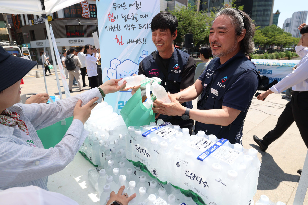 ▲11일 서울 종로구 청계천 장통교에서 열린 ‘2025 이동노동자 생수나눔 공동 캠페인’에서 관계자들이 이동노동자에게 시원한 생수를 제공하고 있다. 이번 캠페인은 본격적인 혹서기를 앞두고 야외에서 일하는 이동노동자의 온열질환 예방을 위해 마련됐으며, 이날부터 서울 시내 31개 노동센터, 쉼터에서 제주삼다수 10만병을 수령할 수 있다. 신태현 기자 holjjak@