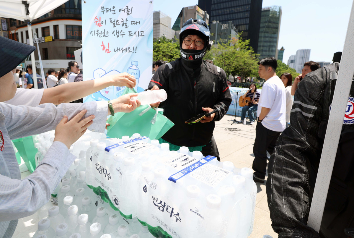 ▲11일 서울 종로구 청계천 장통교에서 열린 ‘2025 이동노동자 생수나눔 공동 캠페인’에서 관계자들이 이동노동자에게 시원한 생수를 제공하고 있다. 이번 캠페인은 본격적인 혹서기를 앞두고 야외에서 일하는 이동노동자의 온열질환 예방을 위해 마련됐으며, 이날부터 서울 시내 31개 노동센터, 쉼터에서 제주삼다수 10만병을 수령할 수 있다. 신태현 기자 holjjak@