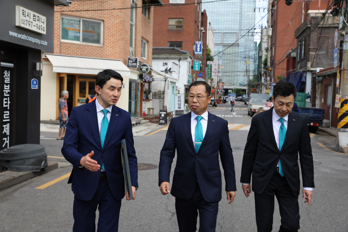 ▲정희민(가운데) 포스코이앤씨 대표가 임직원들이 용산정비창 전면 1구역 현장을 둘러보고있다. (사진제공=포스코이앤씨)