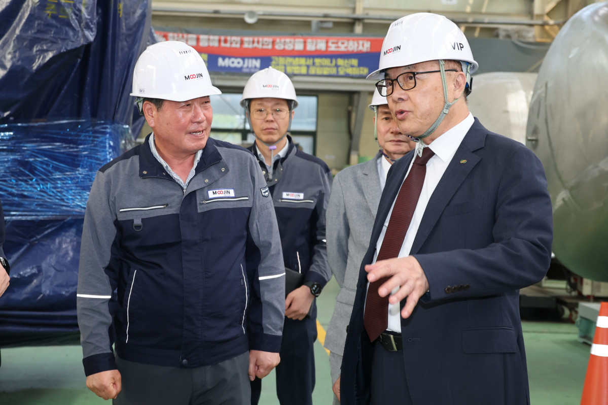 ▲황주호 한국수력원자력 사장(오른쪽)이 11일 광주광역시 광산구에 있는 원자력 발전설비 제조 기업 무진기연을 찾아 생산 현장을 살피며 임직원과 대화를 하고 있다. (사진제공=한국수력원자력)