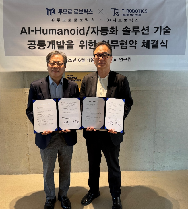 ▲티로보틱스는 11일 차세대 로봇지능 소프트웨어 개발 전문기업 투모로로보틱스와 인공지능(AI) 휴머노이드 및 자동화 솔루션 기술 공동개발을 위한 MOU를 체결했다. <왼쪽부터 장벽탁 투모로로보틱스 대표 · 서울대학교 AI연구원장 ,안승욱 티로보틱스 대표> (사진제공 = 티로보틱스)