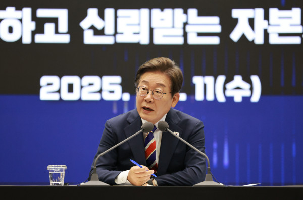 ▲이재명 대통령이 11일 서울 영등포구 한국거래소에서 열린 주식시장 불공정거래 근절을 위한 현장 간담회에서 참석자 질문에 답하고 있다.  (연합뉴스 )