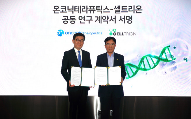 ▲(왼쪽부터) 김존 온코닉테라퓨틱스 대표와 권기성 셀트리온 수석부사장이 차세대 이중기전 합성치사 항암신약 후보물질 ‘네수파립(Nesuparib)’과 항암 바이오시밀러 ‘베그젤마’(성분명 베바시주맙)와의 병용요법에 대한 공동연구개발 계약을 체결하고 기념 촬영을 하고 있다. (사진제공=온코닉테라퓨틱스)