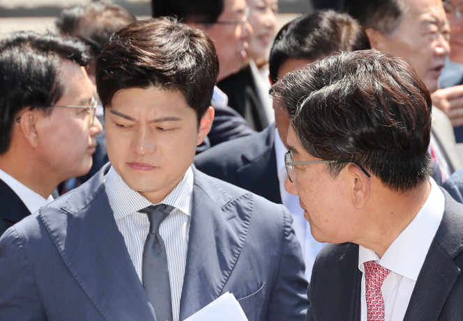 ▲국민의힘 김용태 비상대책위원장과 권성동 원내대표가 11일 이재명 대통령의 공직선거법 위반 사건의 파기환송심을 사실상 무기한 연기한 서울고등법원 앞에서 열린 현장 의원총회를 마무리 하고 있다. 2025.6.11. (연합뉴스)