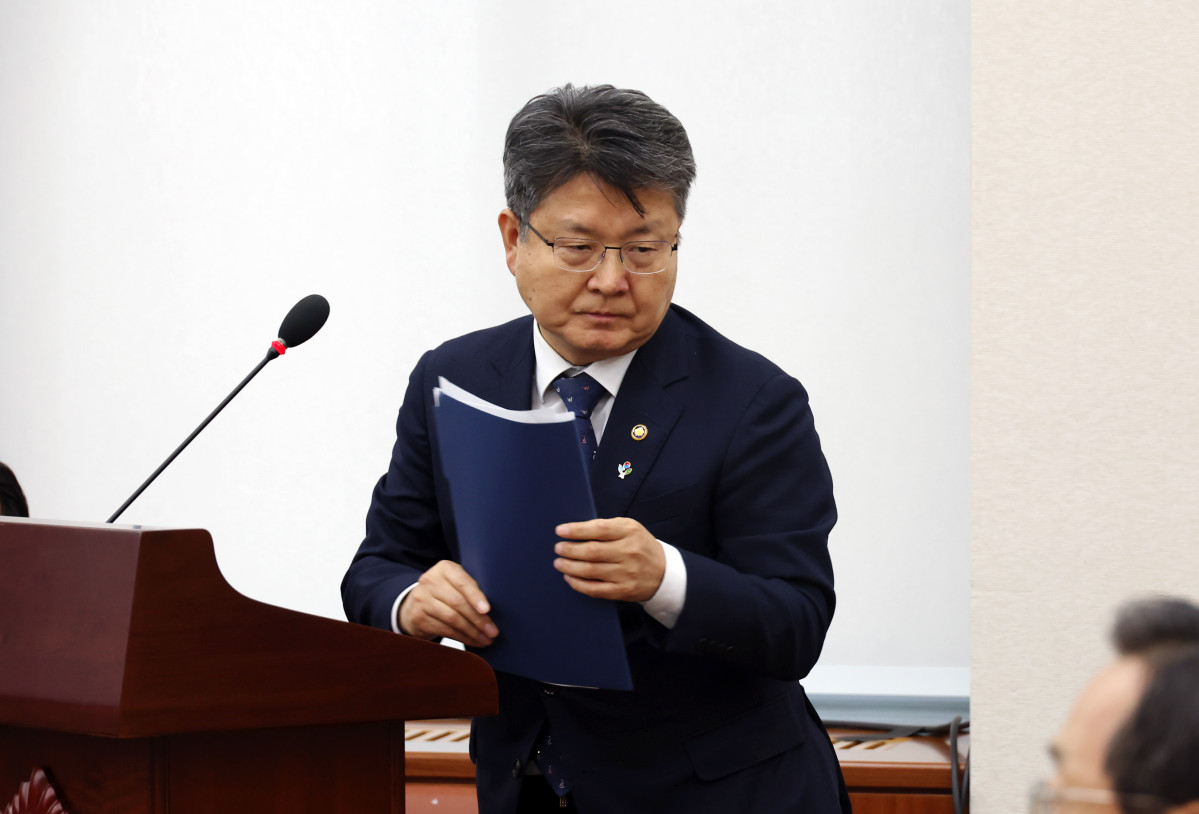 ▲11일 서울 여의도 국회에서 열린 제426회국회(임시회) 교육위원회 제1차 전체회의에서 오석환 교육부 차관이 업무보고를 마친 뒤 연단서 퇴장하고 있다. (뉴시스)