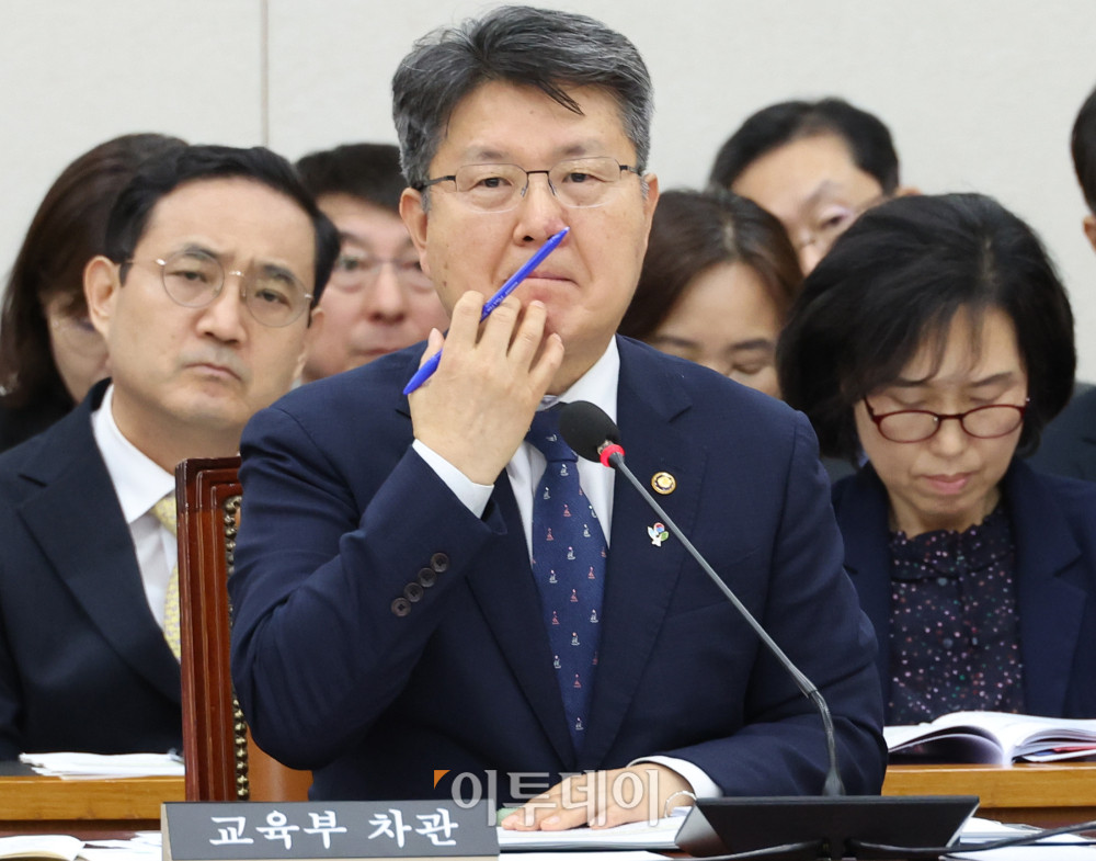 ▲오석환 교육부 차관이 11일 서울 여의도 국회에서 열린 교육위원회 전체회의에서 '리박스쿨 사태' 관련 의원들의 현안질의에 답하고 있다. 고이란 기자 photoeran@