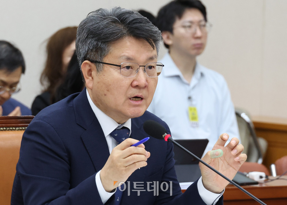 ▲오석환 교육부 차관이 11일 서울 여의도 국회에서 열린 교육위원회 전체회의에서 '리박스쿨 사태' 관련 의원들의 현안질의에 답하고 있다. 고이란 기자 photoeran@