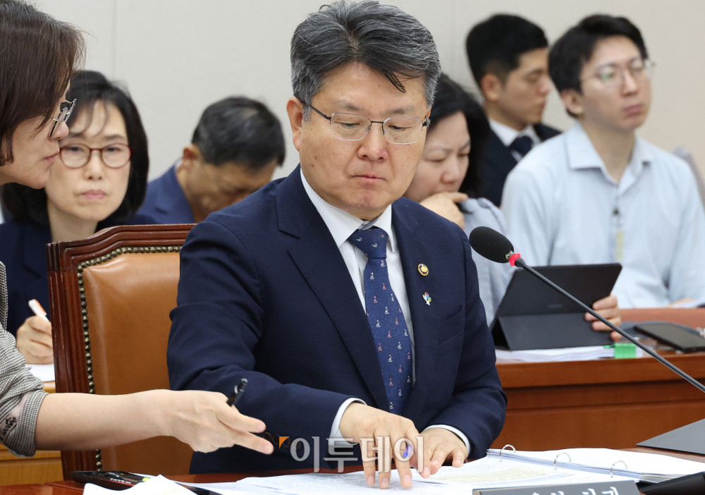 ▲오석환 교육부 차관이 11일 서울 여의도 국회에서 열린 교육위원회 전체회의에서 '리박스쿨 사태' 관련 의원들의 현안질의와 관련해 자료를 살펴보고 있다. 고이란 기자 photoeran@