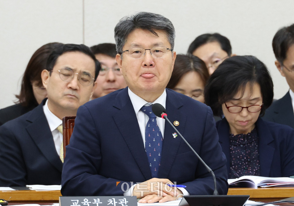 ▲오석환 교육부 차관이 11일 서울 여의도 국회에서 열린 교육위원회 전체회의에서 '리박스쿨 사태' 관련 의원들의 현안질의에 답하고 있다. 고이란 기자 photoeran@