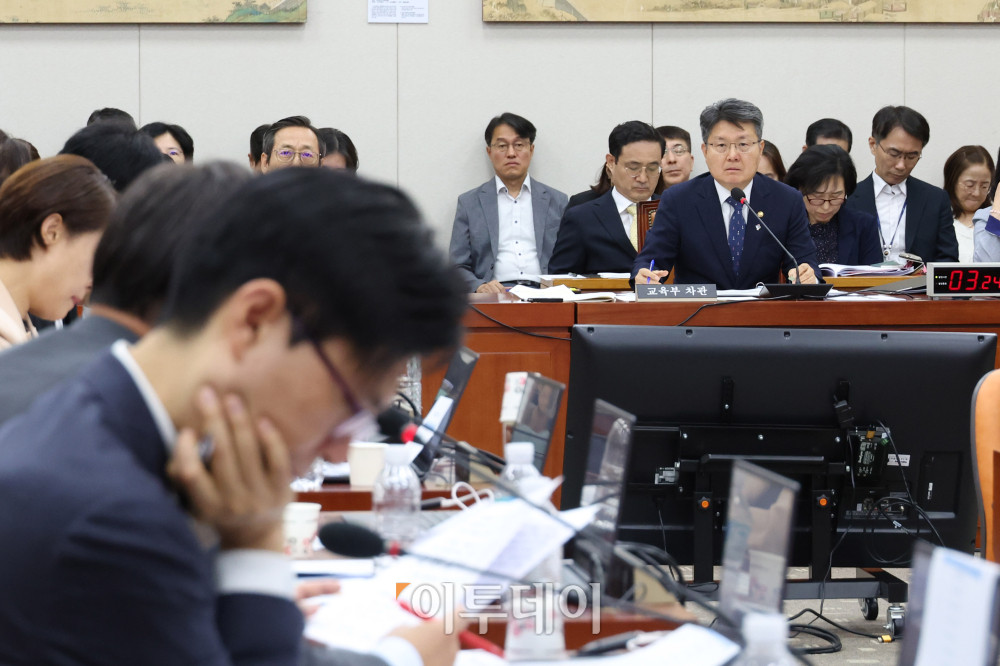 ▲오석환 교육부 차관이 11일 서울 여의도 국회에서 열린 교육위원회 전체회의에서 '리박스쿨 사태' 관련 의원들의 현안질의에 답하고 있다. 고이란 기자 photoeran@