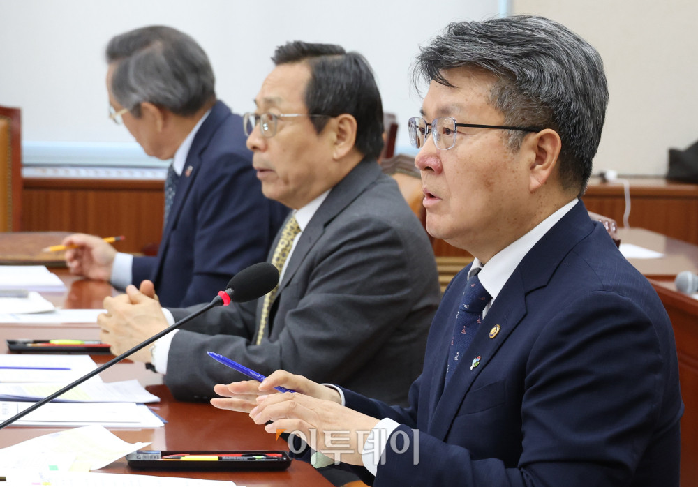 ▲오석환 교육부 차관이 11일 서울 여의도 국회에서 열린 교육위원회 전체회의에서 '리박스쿨 사태' 관련 의원들의 현안질의에 답하고 있다. 고이란 기자 photoeran@