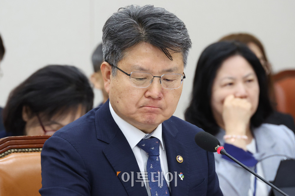 ▲오석환 교육부 차관이 11일 서울 여의도 국회에서 열린 교육위원회 전체회의에서 '리박스쿨 사태' 관련 의원들의 현안질의에 답하고 있다. 고이란 기자 photoeran@