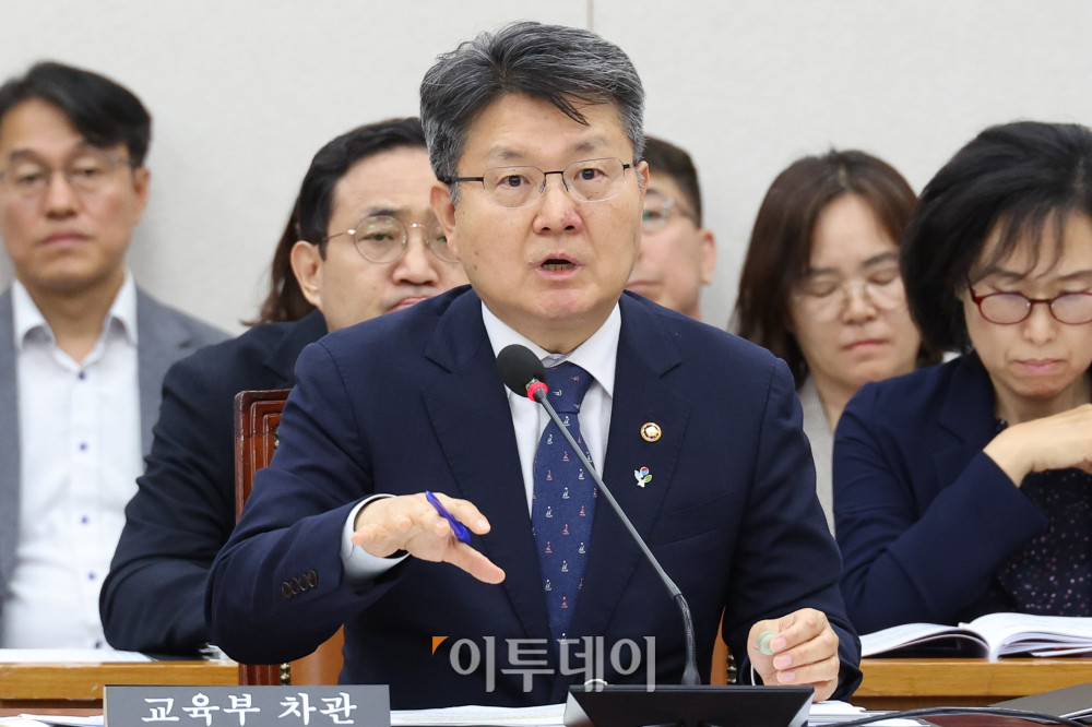 ▲오석환 교육부 차관이 11일 서울 여의도 국회에서 열린 교육위원회 전체회의에서 '리박스쿨 사태' 관련 의원들의 현안질의에 답하고 있다. 고이란 기자 photoeran@