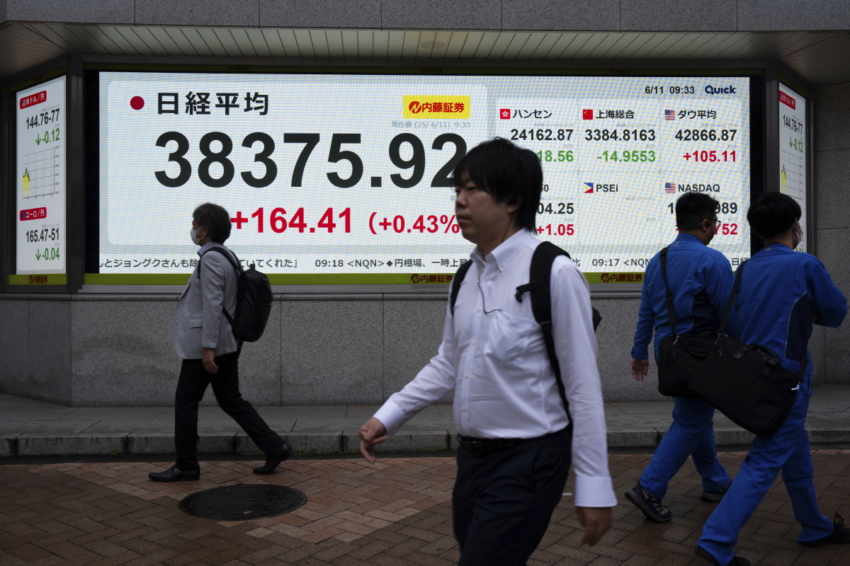 ▲일본 도쿄에서 11일 행인들이 도쿄증시 닛케이225지수 현황이 나타나 있는 한 증권사의 전광판 앞을 지나가고 있다. 도쿄/AP연합뉴스