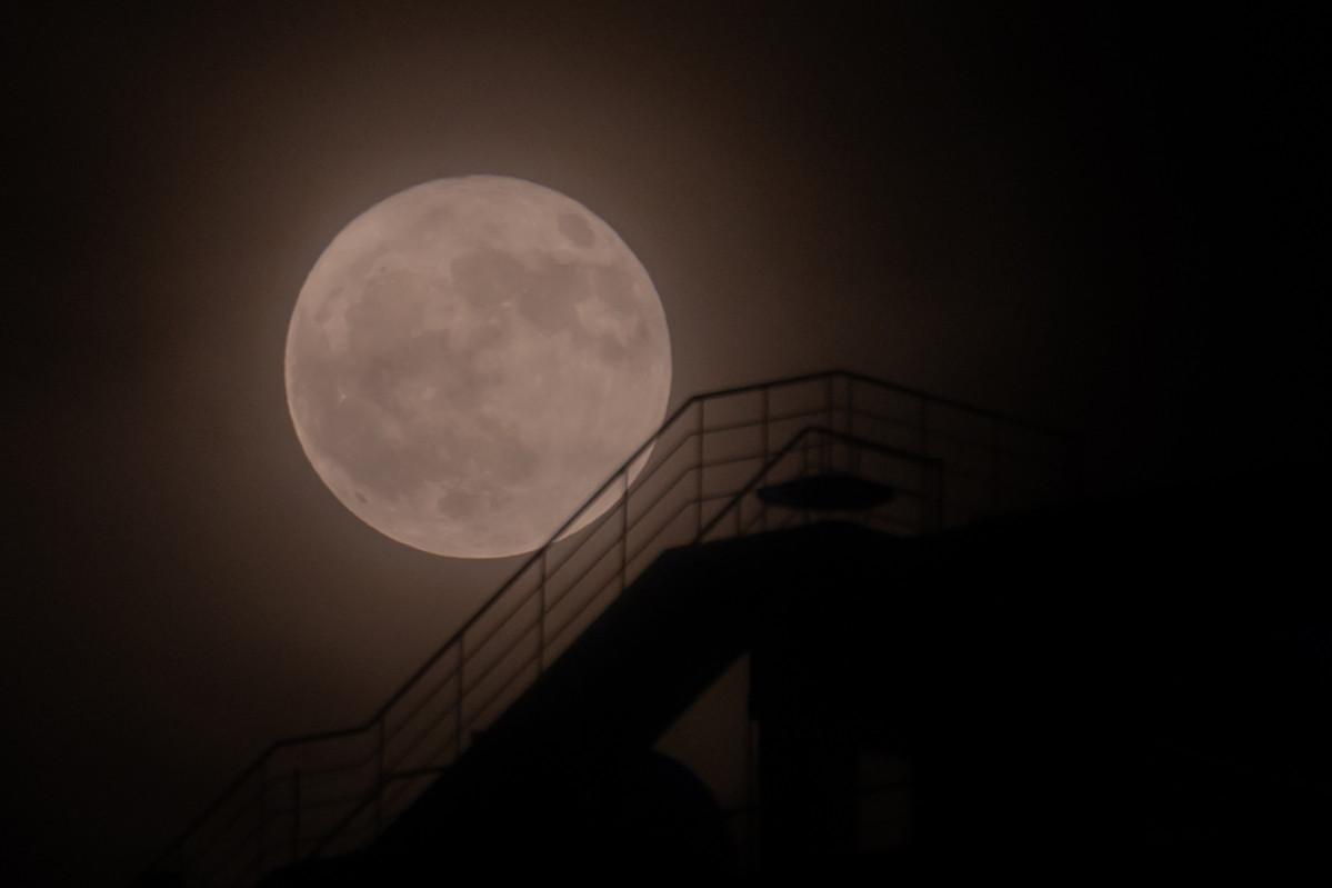 ▲11일 오후 광주 서구 광주시청 옥상 난간 뒤편으로 6월의 보름달 스트로베리 문(Strawberry Moon)이 떠오르고 있다.  (뉴시스)