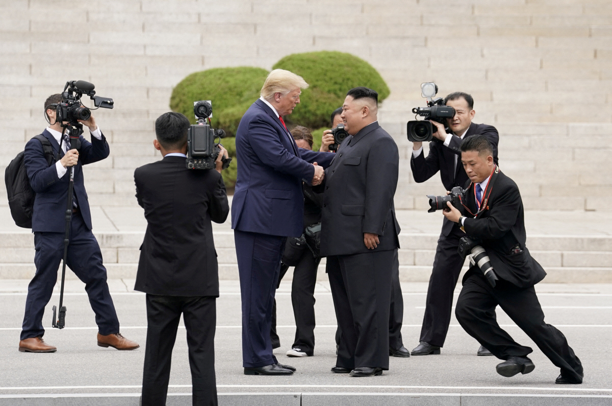 ▲도널드 트럼프 미국 대통령과 김정은 북한 국무위원장이 2019년 6월 30일 판문점에서 악수하고 있다. 판문점/로이터연합뉴스