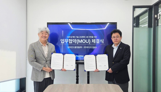 ▲딥마인드는 에이치더블유와 드론관련 전략적 MOU를 체결했다고 12일 밝혔다. <왼쪽부터 이일영 에이치더블유 부회장, 홍상형 딥마인드 대표>
(사진제공 = 딥마인드)