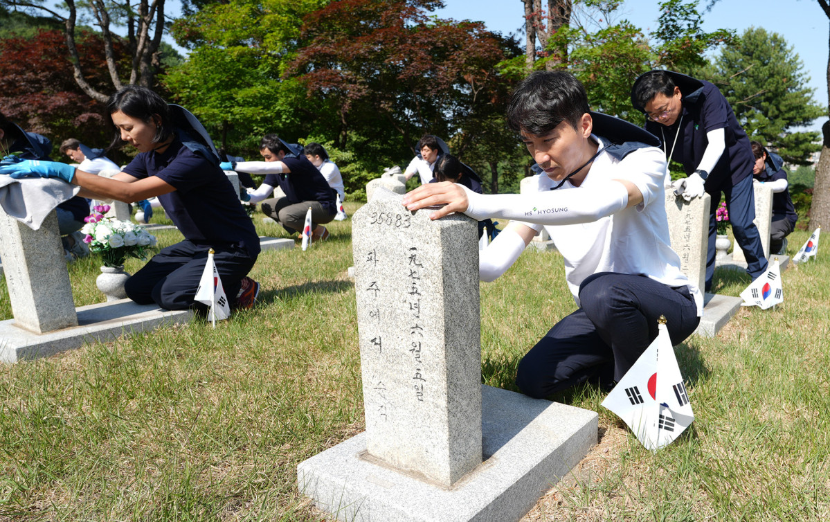 ▲HS효성이 호국보훈의 달을 맞아 11일 국립서울현충원을 찾아 현충탑을 참배하고 묘역 정화 활동을 실시했다. (HS효성)
