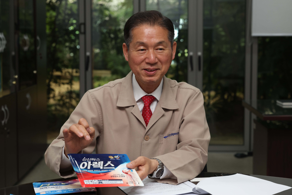 ▲이종민 신신제약 생산총괄 전무가 4일 세종시 신신제약 세종공장에서 이투데이와 인터뷰를 갖고 있다. 신태현 기자 holjjak@