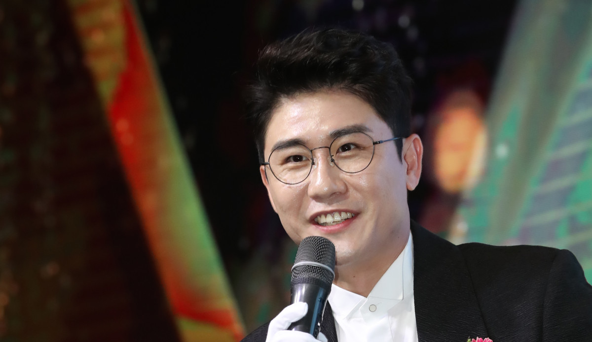 ▲가수 영탁이 2020년 7월 15일 오후 서울 영등포구 글래드호텔여의도에서 열린 MTN 2020 방송광고페스티벌에서 CF스타상(신인)을 수상한 뒤 소감을 밝히고 있다. (뉴시스)