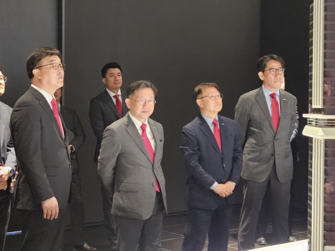 ▲정경구(왼쪽 두 번째) HDC현대산업개발 대표가 9일 서울 용산구에 마련된 용산정비창전면1구역 홍보관을 둘러보고 있다. (이투데이DB)