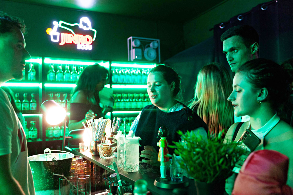 ▲5월 24일부터 이달 7일까지 프랑스 파리에서 15일간 운영한 ‘진로 팝업스토어’ 현장에 외국인들이 소주를 즐기고 있다. (사진제공=하이트진로)