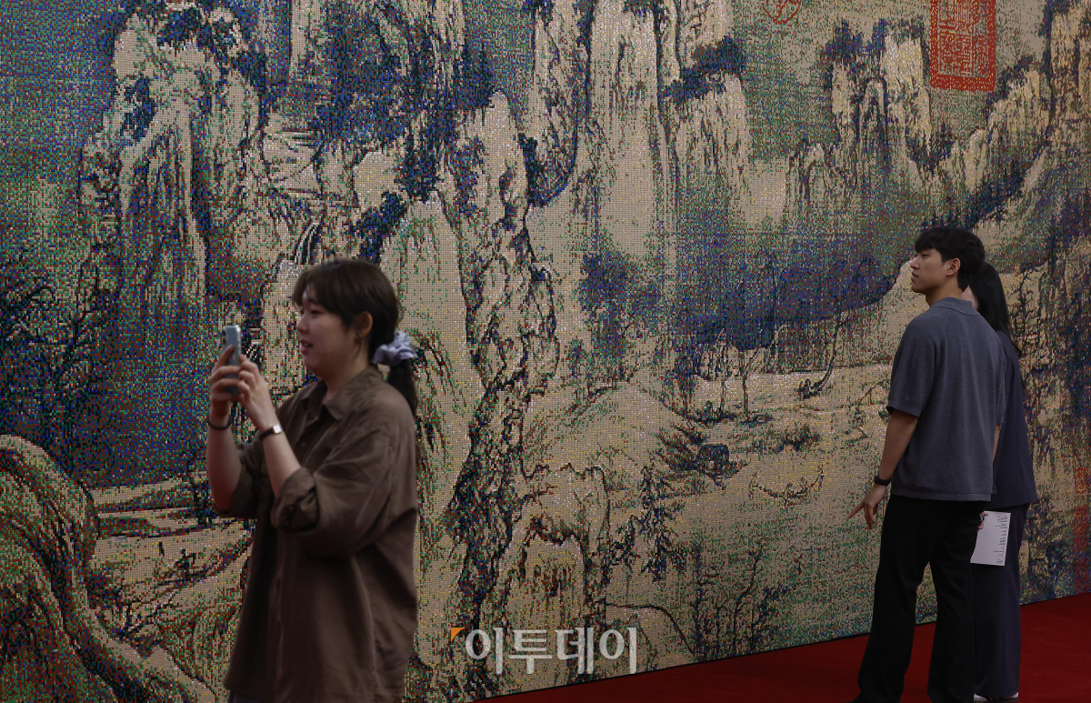 ▲12일 서울 중구 문화역서울284에서 열린 융복합예술 기획전시 '우리들의 낙원' 사전 공개 행사에서 관람객들이 전시를 관람하고 있다. 문화체육관광부 주최, 한국공예·디자인문화진흥원 주관으로 열린 이번 전시는 행복과 이상향을 주제로, 과거 사람들이 서울역에서 품어왔던 출발, 설렘, 시대, 위안 등 장소성을 되새기며 행복과 이상향을 탐구하는 여정을 담았다. 우리들의 낙원 기획전시는 13일부터 7월 27일까지 무료로 관람할 수 있다. 조현호 기자 hyunho@