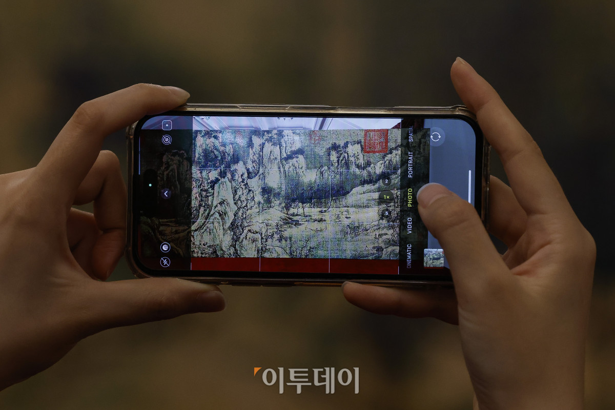 ▲12일 서울 중구 문화역서울284에서 열린 융복합예술 기획전시 '우리들의 낙원' 사전 공개 행사에서 관람객들이 전시를 관람하고 있다. 문화체육관광부 주최, 한국공예·디자인문화진흥원 주관으로 열린 이번 전시는 행복과 이상향을 주제로, 과거 사람들이 서울역에서 품어왔던 출발, 설렘, 시대, 위안 등 장소성을 되새기며 행복과 이상향을 탐구하는 여정을 담았다. 우리들의 낙원 기획전시는 13일부터 7월 27일까지 무료로 관람할 수 있다. 조현호 기자 hyunho@