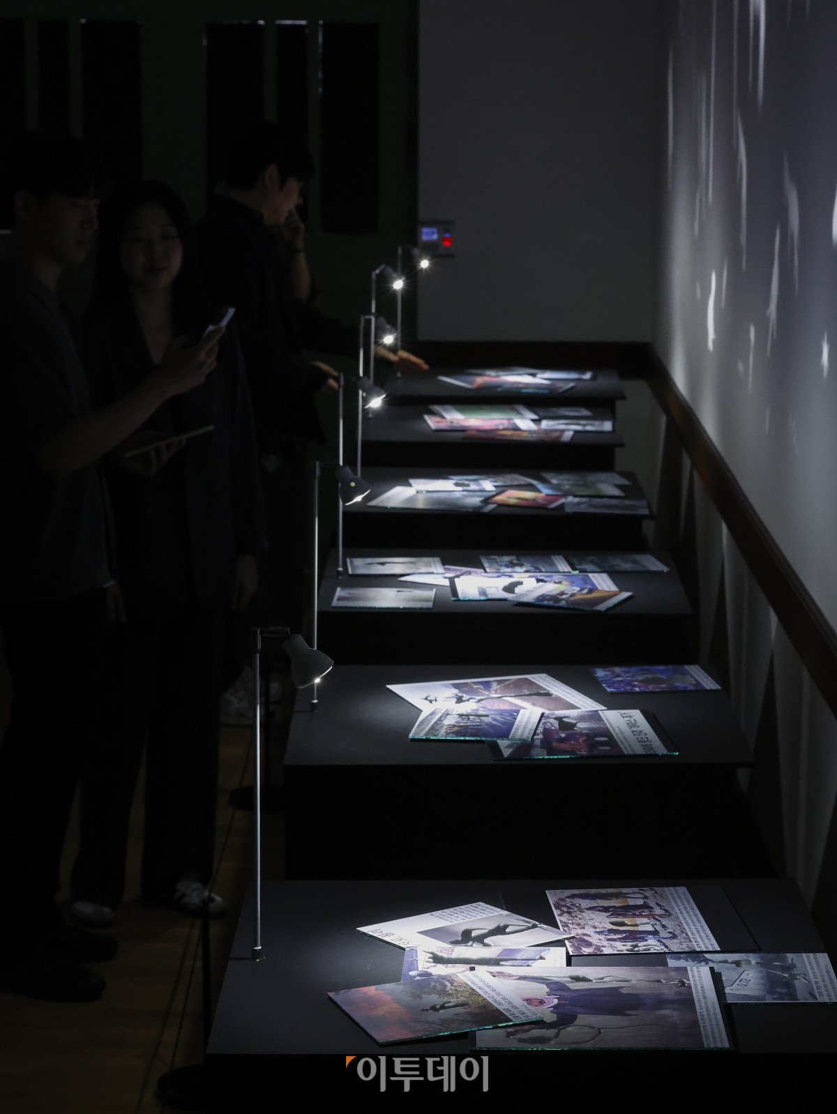 ▲12일 서울 중구 문화역서울284에서 열린 융복합예술 기획전시 '우리들의 낙원' 사전 공개 행사에서 관람객들이 전시를 관람하고 있다. 문화체육관광부 주최, 한국공예·디자인문화진흥원 주관으로 열린 이번 전시는 행복과 이상향을 주제로, 과거 사람들이 서울역에서 품어왔던 출발, 설렘, 시대, 위안 등 장소성을 되새기며 행복과 이상향을 탐구하는 여정을 담았다. 우리들의 낙원 기획전시는 13일부터 7월 27일까지 무료로 관람할 수 있다. 조현호 기자 hyunho@