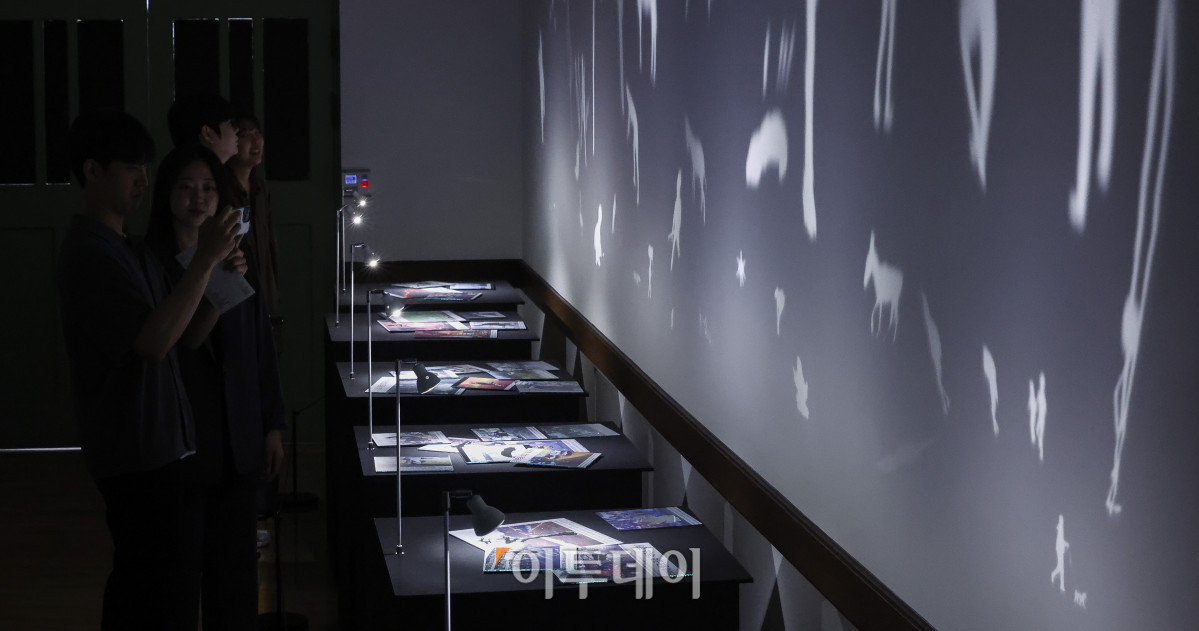 ▲12일 서울 중구 문화역서울284에서 열린 융복합예술 기획전시 '우리들의 낙원' 사전 공개 행사에서 관람객들이 전시를 관람하고 있다. 문화체육관광부 주최, 한국공예·디자인문화진흥원 주관으로 열린 이번 전시는 행복과 이상향을 주제로, 과거 사람들이 서울역에서 품어왔던 출발, 설렘, 시대, 위안 등 장소성을 되새기며 행복과 이상향을 탐구하는 여정을 담았다. 우리들의 낙원 기획전시는 13일부터 7월 27일까지 무료로 관람할 수 있다. 조현호 기자 hyunho@