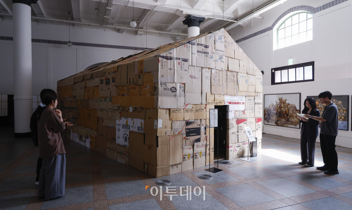 ▲12일 서울 중구 문화역서울284에서 열린 융복합예술 기획전시 '우리들의 낙원' 사전 공개 행사에서 관람객들이 전시를 관람하고 있다. 문화체육관광부 주최, 한국공예·디자인문화진흥원 주관으로 열린 이번 전시는 행복과 이상향을 주제로, 과거 사람들이 서울역에서 품어왔던 출발, 설렘, 시대, 위안 등 장소성을 되새기며 행복과 이상향을 탐구하는 여정을 담았다. 우리들의 낙원 기획전시는 13일부터 7월 27일까지 무료로 관람할 수 있다. 조현호 기자 hyunho@