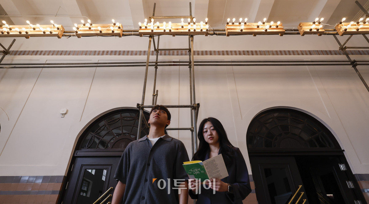 ▲12일 서울 중구 문화역서울284에서 열린 융복합예술 기획전시 '우리들의 낙원' 사전 공개 행사에서 관람객들이 전시를 관람하고 있다. 문화체육관광부 주최, 한국공예·디자인문화진흥원 주관으로 열린 이번 전시는 행복과 이상향을 주제로, 과거 사람들이 서울역에서 품어왔던 출발, 설렘, 시대, 위안 등 장소성을 되새기며 행복과 이상향을 탐구하는 여정을 담았다. 우리들의 낙원 기획전시는 13일부터 7월 27일까지 무료로 관람할 수 있다. 조현호 기자 hyunho@
