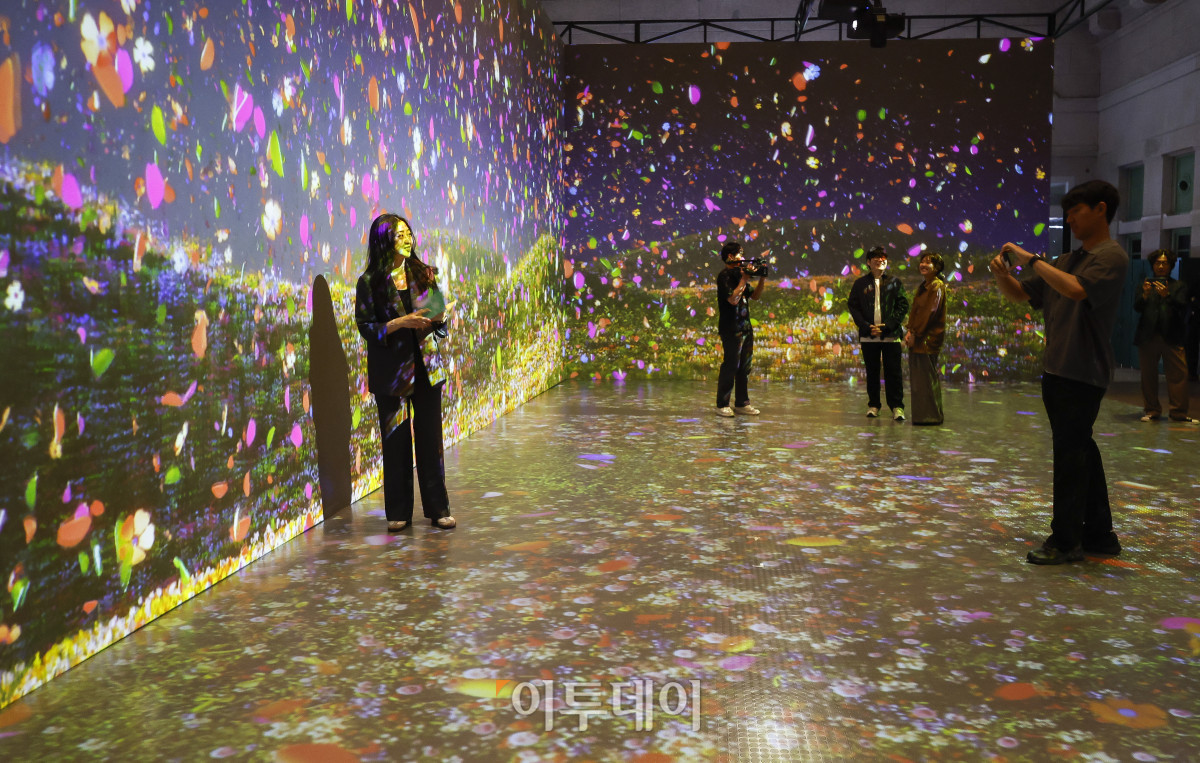 ▲12일 서울 중구 문화역서울284에서 열린 융복합예술 기획전시 '우리들의 낙원' 사전 공개 행사에서 관람객들이 전시를 관람하고 있다. 문화체육관광부 주최, 한국공예·디자인문화진흥원 주관으로 열린 이번 전시는 행복과 이상향을 주제로, 과거 사람들이 서울역에서 품어왔던 출발, 설렘, 시대, 위안 등 장소성을 되새기며 행복과 이상향을 탐구하는 여정을 담았다. 우리들의 낙원 기획전시는 13일부터 7월 27일까지 무료로 관람할 수 있다. 조현호 기자 hyunho@