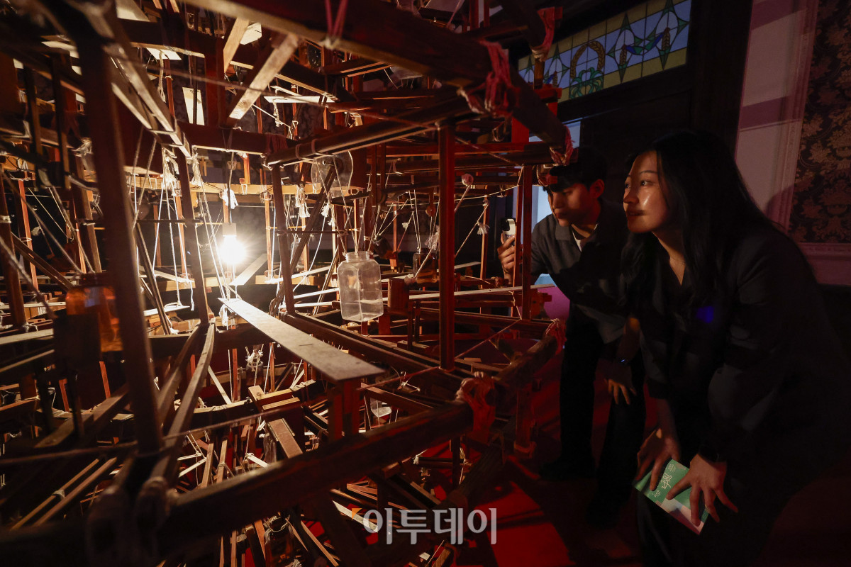 ▲12일 서울 중구 문화역서울284에서 열린 융복합예술 기획전시 '우리들의 낙원' 사전 공개 행사에서 관람객들이 전시를 관람하고 있다. 문화체육관광부 주최, 한국공예·디자인문화진흥원 주관으로 열린 이번 전시는 행복과 이상향을 주제로, 과거 사람들이 서울역에서 품어왔던 출발, 설렘, 시대, 위안 등 장소성을 되새기며 행복과 이상향을 탐구하는 여정을 담았다. 우리들의 낙원 기획전시는 13일부터 7월 27일까지 무료로 관람할 수 있다. 조현호 기자 hyunho@